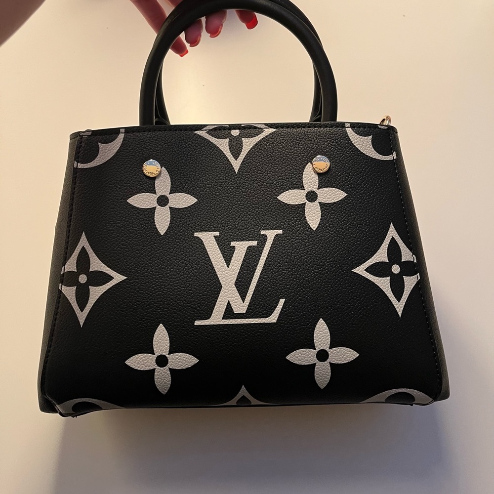COPY - LOUIS VUITTON
Bi-color monogram Emplant Montaigne BB 2WAY handbag